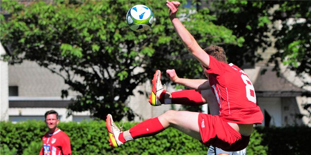 Mit Video: Rot-Weiss Dorsten landet im Abstiegskampf einen Big Point Niklas Gandlau vom FC RW Dorsten im Spiel gegen TuS Sinsen II