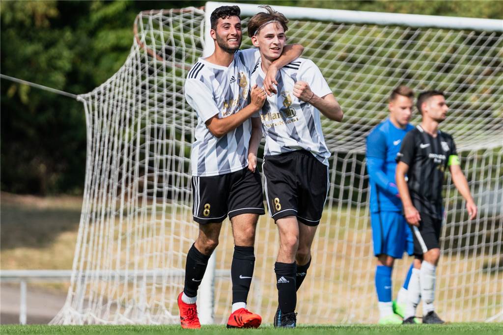Eintrachts Niklas Gottbehüt arbeitet hart: „Kann mal für höhere Ligen interessant werden“ Niklas Gottbehüt (r.) konnte ein paar Mal über eigene Treffer jubeln.