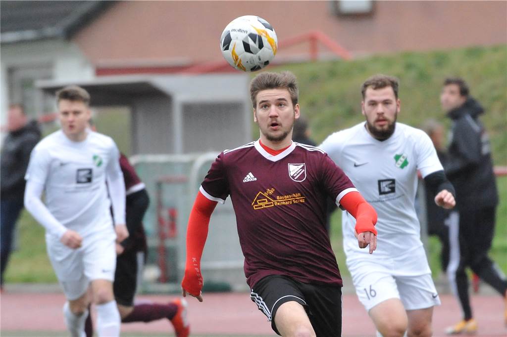 Bann gebrochen: Rekord-Torjäger von 2019/20 überwindet Flaute mit Hattrick Niklas Groß , hier am Ball im Testspiel gegen den VfB Speldorf, erzielte für die SG Victoria/Sportfreunde einen Hattrick gegen den FC Frohlinde II. Damit endet eine längere Torflaute für den Top-Stürmer von 2019/20.