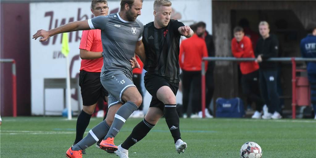 Fünf Tore reichen Castrop-Rauxeler Mannschaft in einem Topspiel nicht zum Sieg Niklas Hartmann (l) und seine SG Castrop III konnten trotz fünf geschossener Tore das Kreisliga-C-Topspiel beim ESV Herne nicht gewinnen.