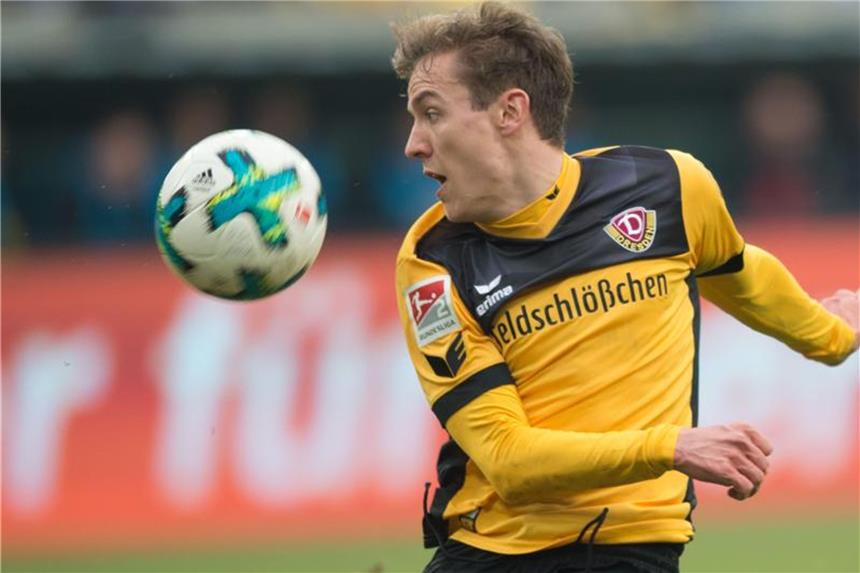 Niklas Hauptmann spielt den Ball. Foto: Sebastian Kahnert/Archiv