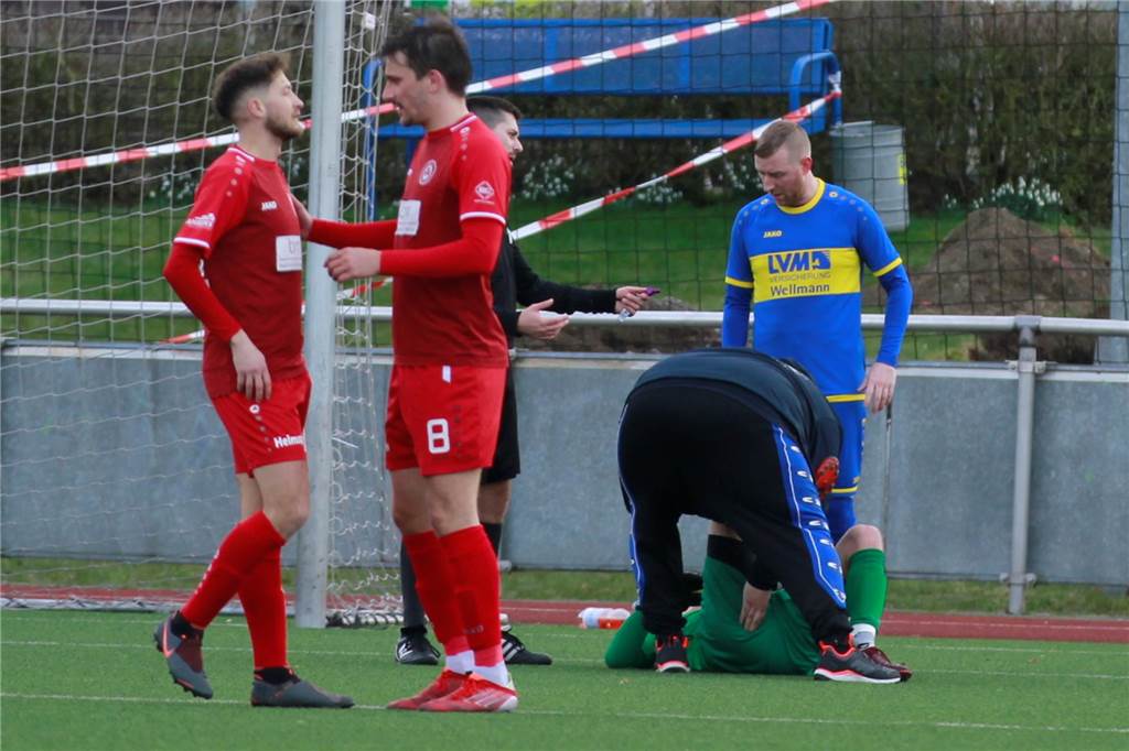 Niklas Herbring, Torwart des SV Herbern, musste erst behandelt und dann ausgewechselt werden.