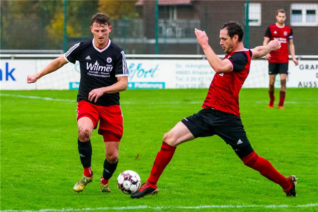 Markus Krüchting bleibt dem VfB Alstätte erhalten: „Ich fühlte mich komplett bestätigt“ Niklas Hilgemann (l.) bleibt als spielender Co-Trainer dabei.