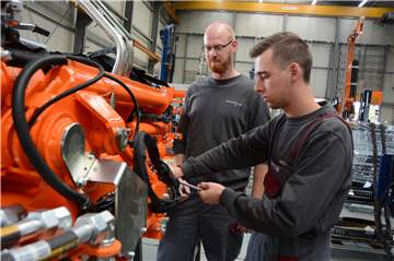 Niklas Hirsch (19) macht eine Ausbildung bei Geotec in Nordkirchen. Erster Ansprechpartner für den Ascheberger ist Stefan Brandt (l.), Ausbildungsleiter gewerblicher Bereich.