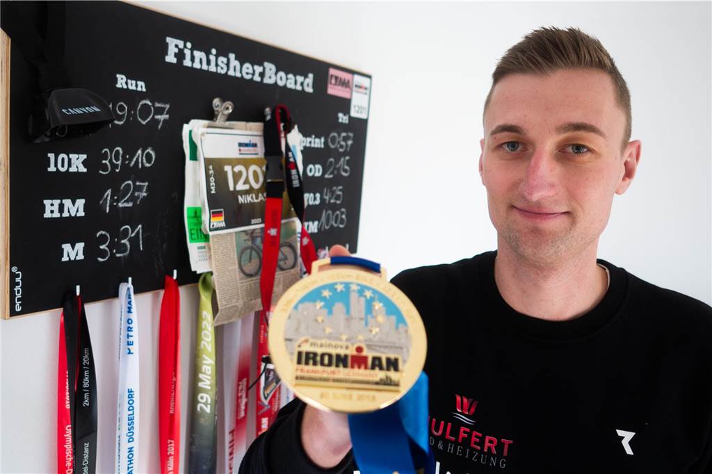 Ironman auf Hawaii: Niklas Keil hält trotz semigutem Jahr am Plan fest Ein Mann hält eine Medaille hoch.