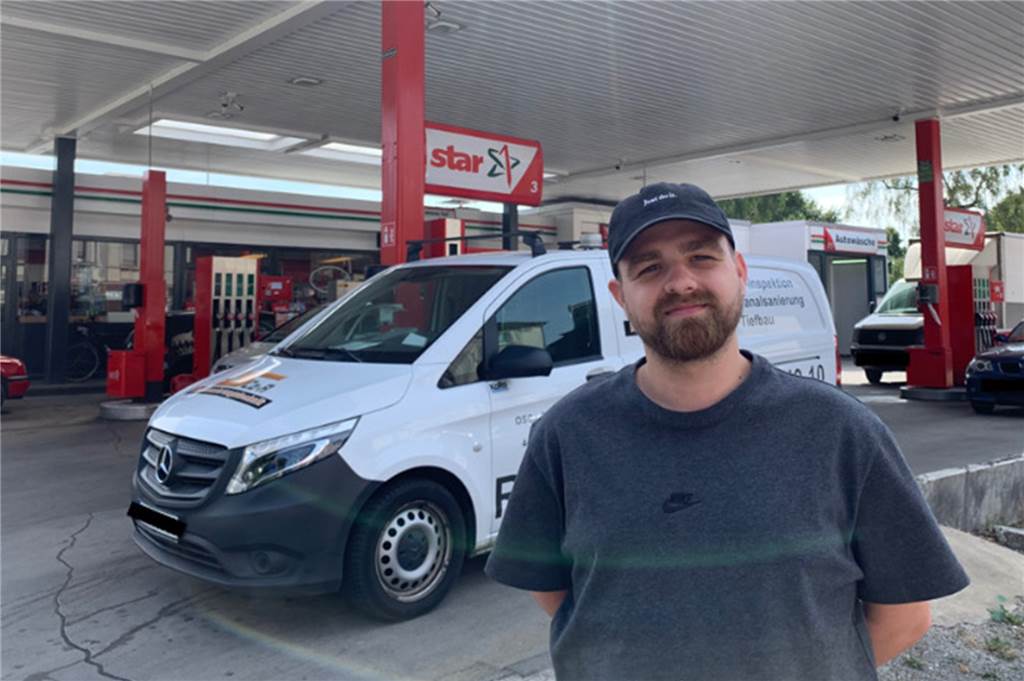 Ende des Tankrabatts: Castrop-Rauxeler erwarten 30 Cent Aufschlag Niklas Körber steht vor einer Tankstelle in Castrop-Rauxel.