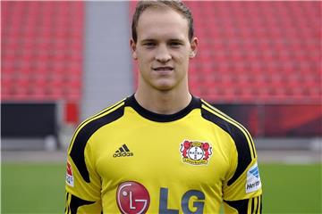 Niklas Lomb von Bayer 04 Leverkusen posiert in der BayArena in Leverkusen (Nordrhein-Westfalen). Foto: Marius Becker/Archiv