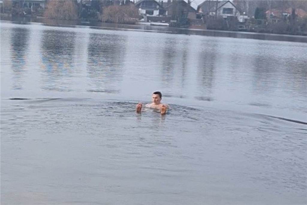 Spieler des SuS Olfen macht zu Jahresbeginn eine Grenzerfahrung Niklas Mählmann badete an Neujahr im Ternscher See.