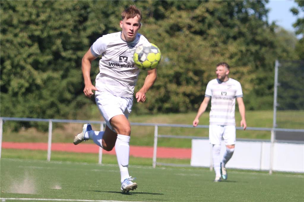 Niklas Mählmann trifft weiter wie am Fließband Niklas Mählmann vom SuS Olfen treibt den Ball voran.