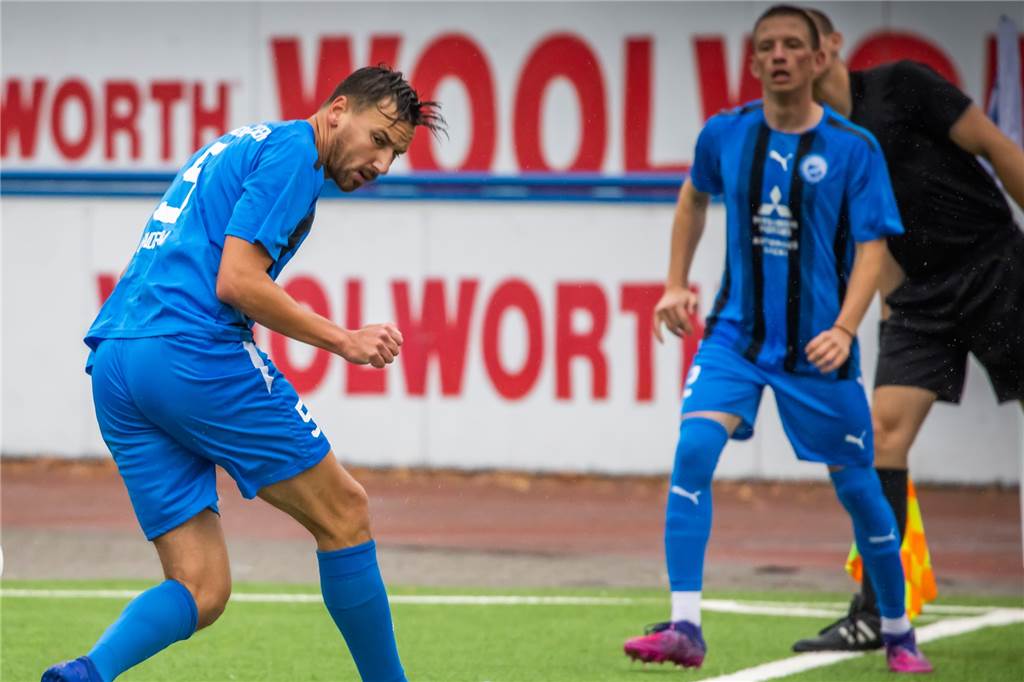 Niklas Malchrowitz (r.) hat sich beim FC Brünninghausen gleich einen Stammplatz erkämpft.