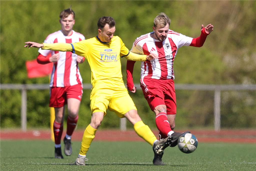 Platzverweis nach Streit: „Darf mir in meinem Alter nicht passieren“ Niklas Neumann im Zweikampf mit einem Spieler des SV Herbern 2.