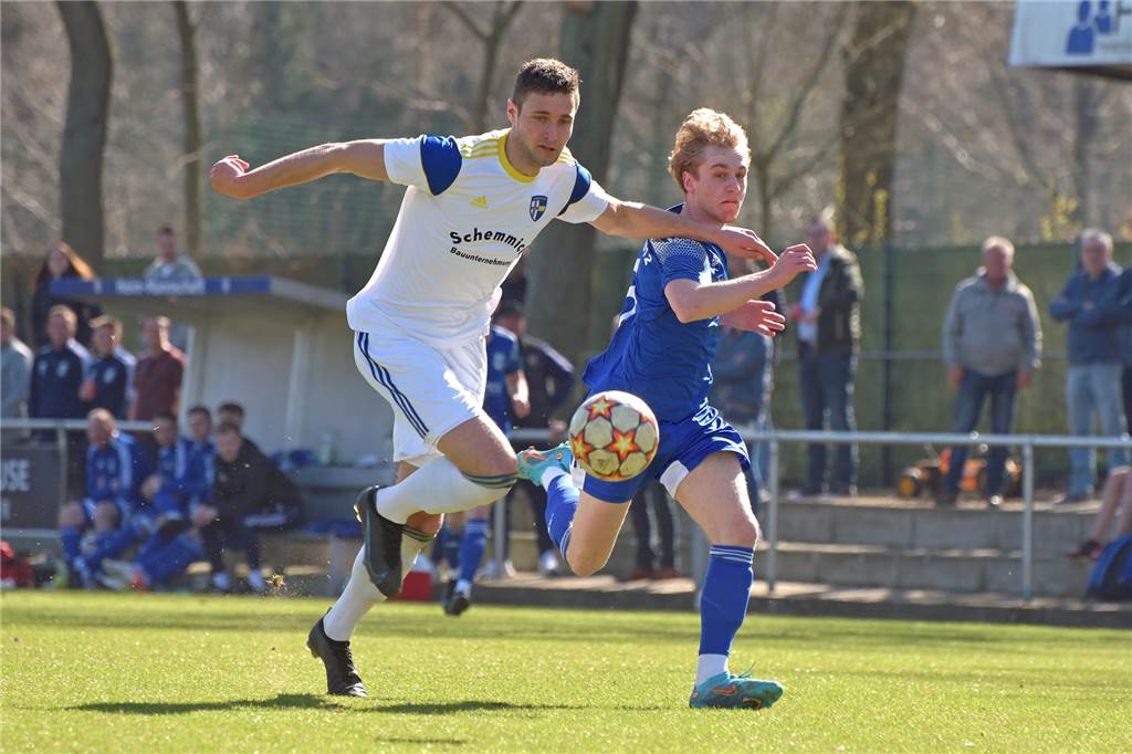 FC Epe präsentiert neue Trainer: Junges Duo kommt von der SpVgg Vreden Niklas Niehuis (l.), hier im Duell mit seinem zukünftigen Mitspieler Ricardo Deiters, kommt von der SpVgg Vreden zum FC Epe.