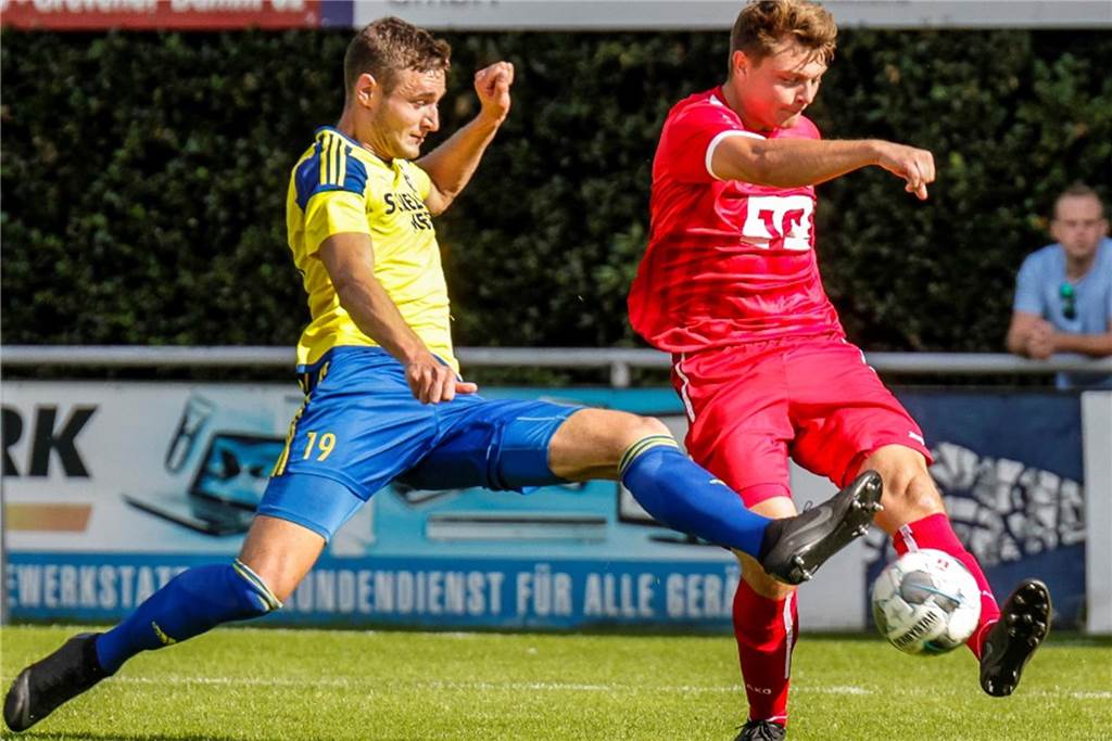 Namhafte Spieler beim Stadtauswahl-Spiel dabei Niklas Niehuis (l.) spielt für die Vredener Auswahl.