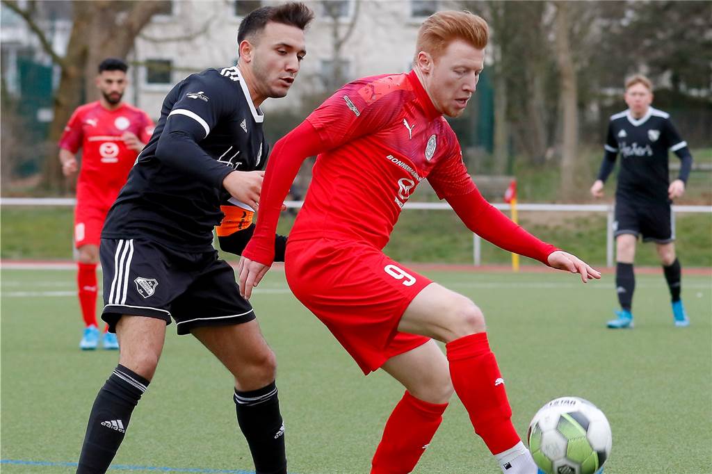 „Nackenschlag“ in der Nachspielzeit: Hombrucher SV erneut mit Negativerlebnis Niklas Orlowski (r.) zeigte im defensiven Mittelfeld eine starke Leistung.