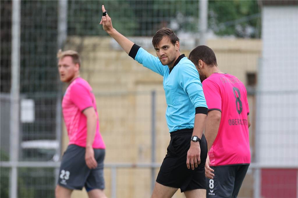 Junger Westfalenliga-Torhüter aus Castrop-Rauxel beendet Karriere - für eine andere Laufbahn Niklas Simpson leitete im Juli 2022 das Testspiel des Westfalenligisten Wacker Obercastrop bei den SF Wanne.