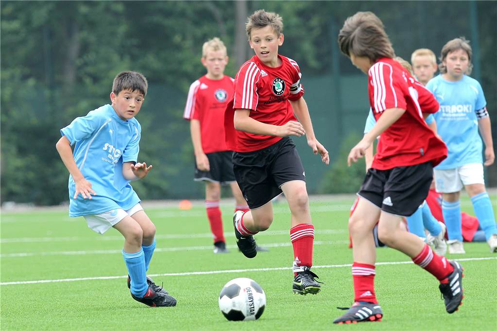 Junger Westfalenliga-Torhüter aus Castrop-Rauxel beendet Karriere - für eine andere Laufbahn Niklas Simpson (M) spielte in jungen Jahren bei der SG Castrop und wurde zum Beispiel mit den E-Junioren Stadtmeister.