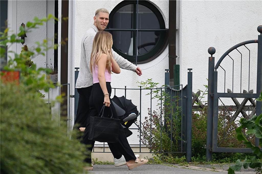 Niklas Süle und seine Freundin Melissa kommen bei Overkamp an.