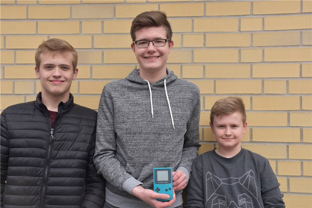 Game Boy wird 30: Viel Nostalgie in Selm zur kleinen Spielekonsole Niklas Wildeboer (15, Mitte), Hendrik Pott (15, l.), Lennard Pott (13, r.)