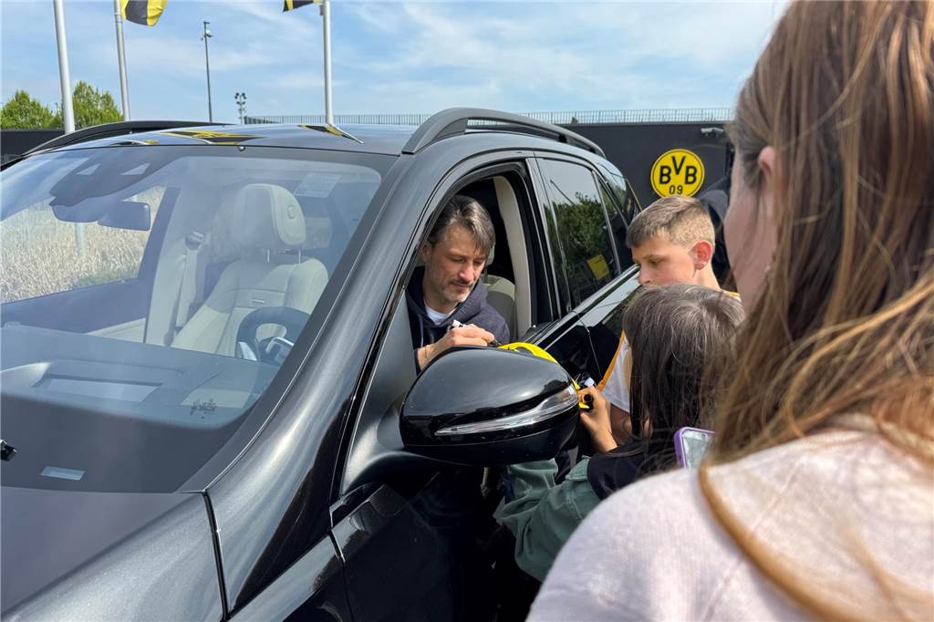 Niko Kovac gibt einem Fan ein Autogramm.