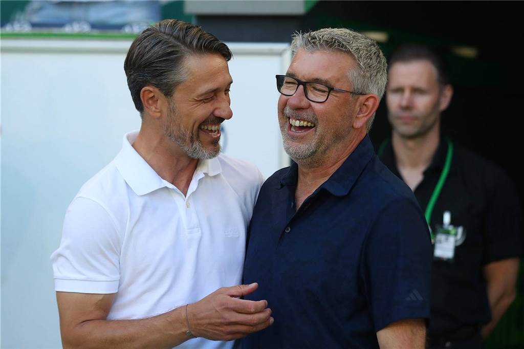 Niko Kovac und Urs Fischer sprechen und lachen miteinander.