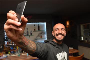 Niko Milis veröffentlicht bei Instagram regelmäßig Video und bekam damit 2500 Abonnenten.