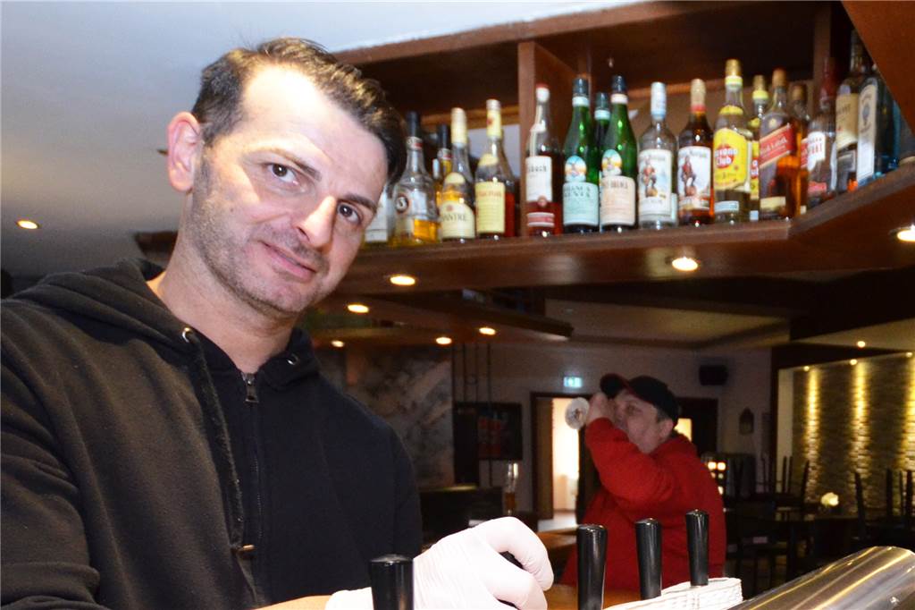 Gastronomen dürfen wieder öffnen – die einen jubeln, die anderen nicht Niko Savidis und sein achtköpfiges Team sind begeistert, dass sie die Sportklause am 11. Mai wieder öffnen dürfen. Gespannt ist man dort auf die Auflagen, über die Wirtschaftsminister Andreas Pinkwart am Donnerstag informieren wird.