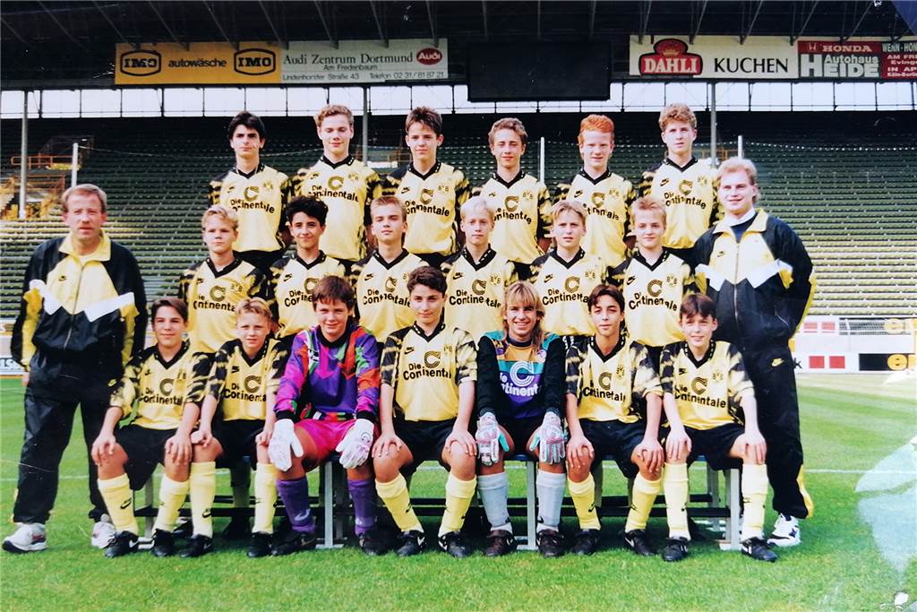 Ehemalige Deutsche Meister laden zum schwarz-gelben Klassentreffen ein Niko Savvidis (hintere Reihe, l.) und Stephan Knop (vordere Reihe, 2.v.l.) spielten schon in der U15 in der Saison 1992/93 für den BVB. Ihr Trainer Volker Pröpper (r.) hat sein Kommen zum Wiedersehen am Samstag ebenfalls zugesagt.