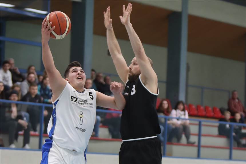 Mammutprogramm: Deshalb spielt Niko Tilkiaridis an einem Tag in Regional- und Oberliga Basketball Niko Tilkiaridis (l.) spielte am Samstag nicht nur in der Regionalliga für die LippeBaskets.