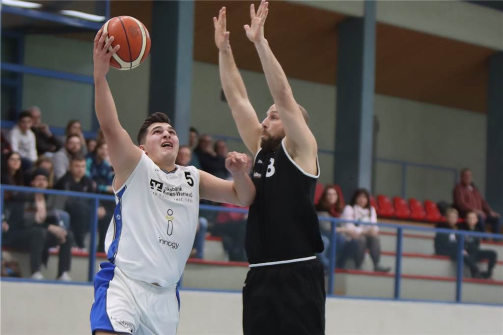 Die LippeBaskets verlängern mit den „Millenium Boys“ Niko Tilkiaridis überzeugte mit seinen Dreiern.