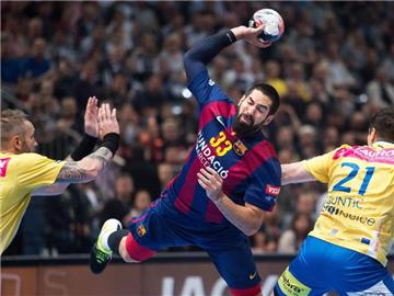 Nikola Karabatic (M) erzielte acht Tore für den FC Barcelona gegen Vive Tauron Kielce. Foto: Marius Becker