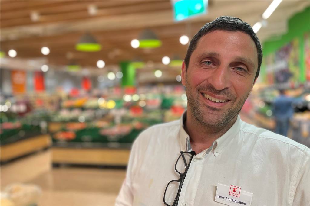 Warum nur ein Teil der Kaufland-Belegschaft dem Verdi-Streikaufruf folgt Nikolaos Anastasiadis, Marktleiter bei Kaufland in Castrop, muss die Auswirkungen des Streiks unter seinen Mitarbeitern und Mitarbeiterinnen im Dienstplan auffangen.