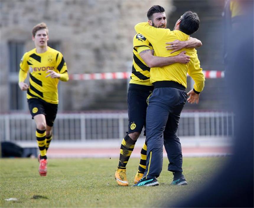 Nikolaos Ioannidis (l.) jubelt mit BVB II-Trainer David Wagner.