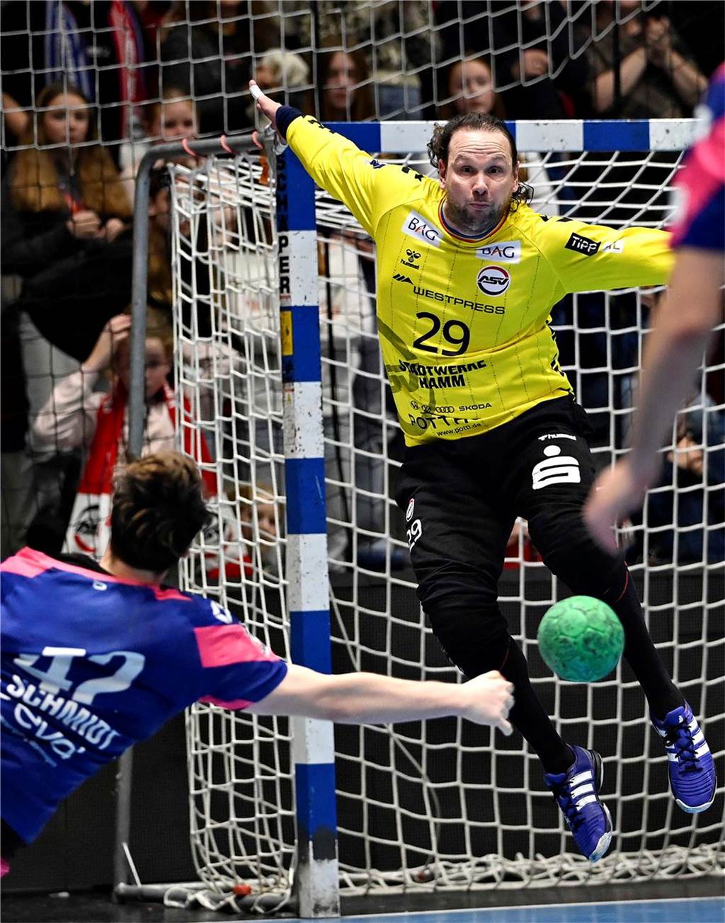 Bergkamener Torwart wechselt zum ASV Hamm: „Anlass meiner Verpflichtung ist nicht erfreulich“ Nikolas Katsigiannis zeigte bei seinem Debüt fünf Paraden in 19 Minuten. Damit parierte er gegen Dormagen jeden dritten Ball.