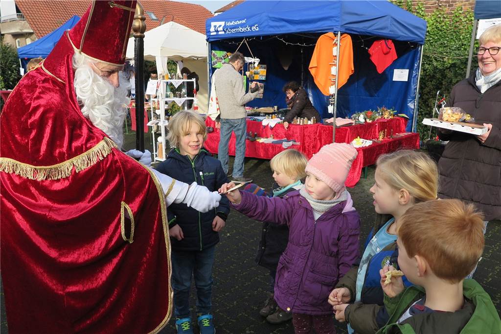 „Marktplatz der Hilfe“: Ein Herz für bedürftige Menschen Nikolaus Manfred Knappernatus verwöhnte den ganzen Tag über den kleinstädtischen Nachwuchs mit Süßigkeiten.