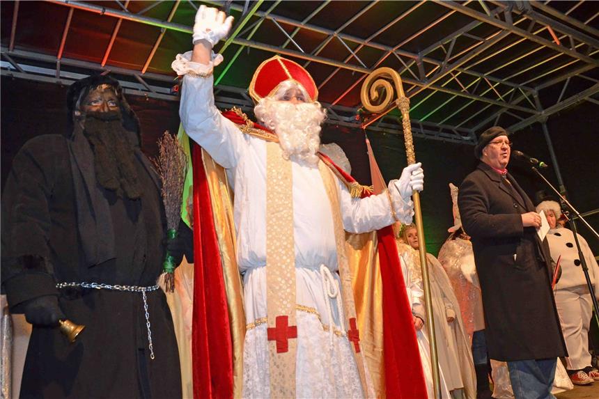 Nikolaus kam wieder mit dem Schiff nach Lünen Nikolaus und Knecht Ruprecht auf der Bühne am Tobiaspark.