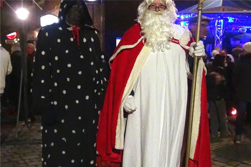 Nikolaus und sein finsterer Begleiter Knecht Ruprecht machten die Runde.