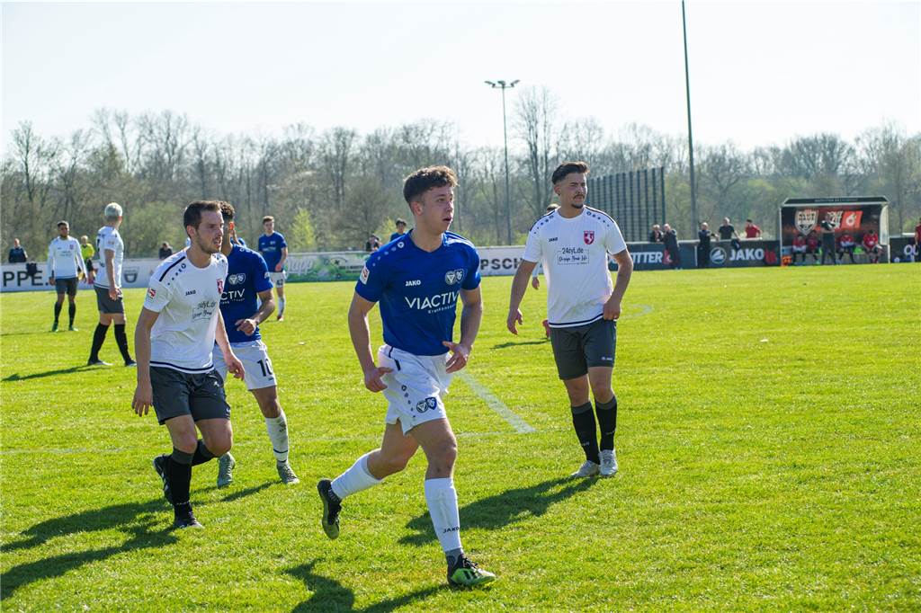 Die nächsten Verlängerungen beim TuS Haltern - die Gespräche waren kurz Nils Bartke (blau) stand vor Kurzem erstmals in der Oberliga auf dem Platz.