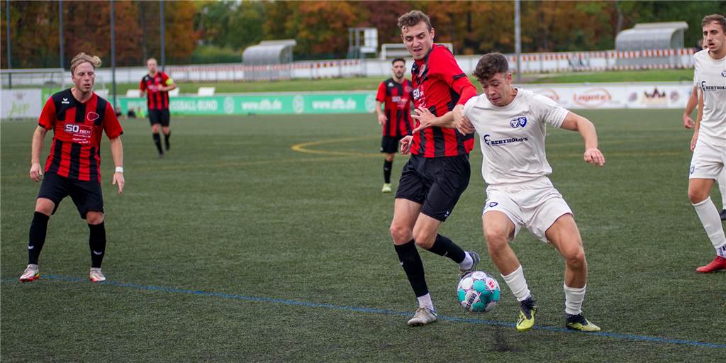 70 Minuten in Unterzahl: TuS Haltern erkämpft sich Punkt gegen Top-Team Peckeloh Nils Bartke (r.) im Duell mit Peckelohs Erik Mannek. Der Halterner hatte sein Team mit einem fulminanten Distanzschuss kurz vor dem Schlusspfiff fast noch zum Sieg geschossen.