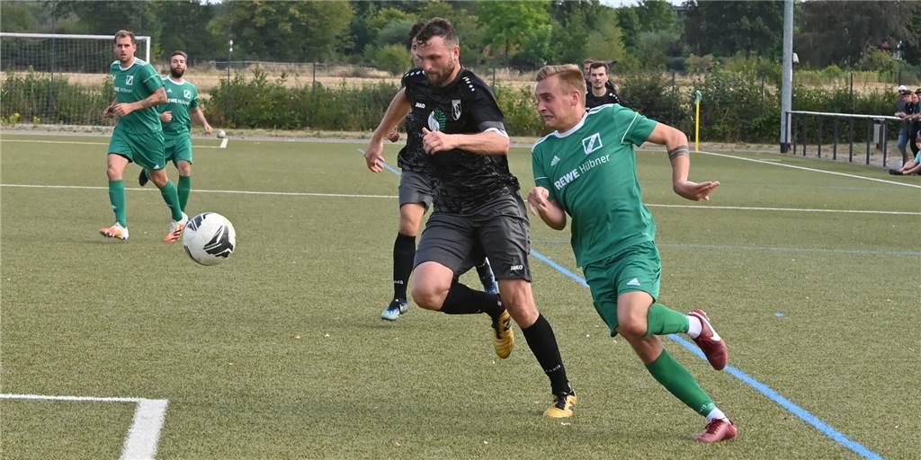 PSV Bork zeigt GS Cappenberg, wie man ein Derby spielen muss Nils Bauer und der PSV Bork (l.) zeigten gegen Jonas Osterkemper und GS Cappenberg eine perfekte Derby-Einstellung.