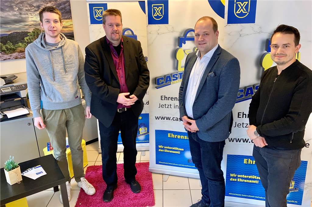 Nils Bettinger bringt die Castropolis-Karte für Ehrenamtler an den Start Nils Bettinger (2.v.l.) und seine Mitstreiter (v.l.) Tom Roehl, Sebastian Renczikowski, Andres Martinez und (nicht im Bild) Tom Raju Rohlfing wollen die Ehrenamtskarte in Castrop-Rauxel installieren.