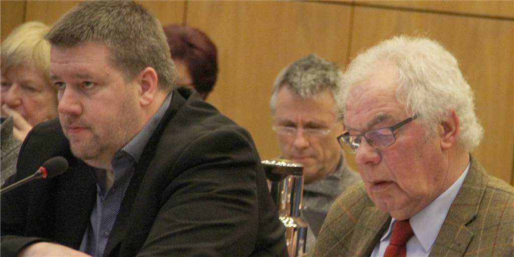 Heiß diskutiert unter Castrop-Rauxels Politikern: Glasfaserausbau von Eon Nils Bettinger (FDP) neben Josef Berkel (CDU) auf einem Archivbild im Ratssaal. Sie leiten dem Ausschuss für Wirtschaftsförderung und Digitalisierung, Berkel als Vorsitzender, Bettinger als sein Stellvertreter. Zum Glasfaserausbau haben sie unterschiedliche Meinungen.