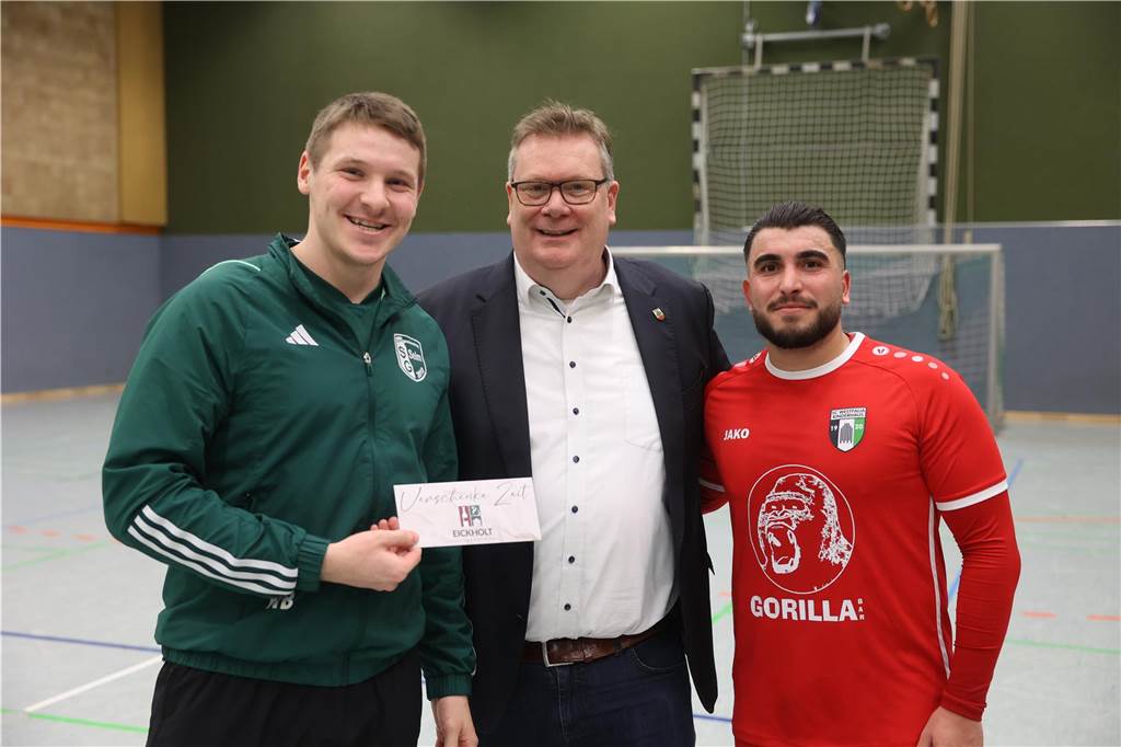 Westfalia Kinderhaus ist 36. Davertpokal-Sieger: Eintracht Werne schlägt SV Herbern I vom Punkt Nils Böckenbrink (l.) und Tayyip Demir (r.) wurden zu den besten Torhütern des Turniers gekrönt. Bürgermeister Thomas Stohldreier gratulierte.