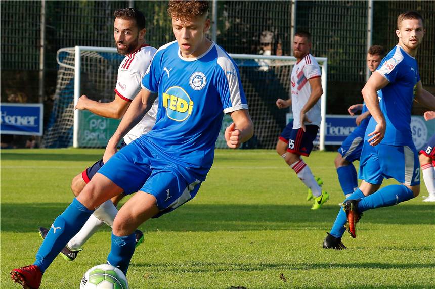 1:2 zum Auftakt bei Aufsteiger Hohenlimburg - Brünninghausen wirft den Punktgewinn weg Nils da Costa Pereira (hier beim Duell mit Bövinghausen) traf für den FCB.