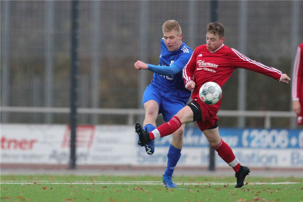 Corona und Trainerkarussell: Das Schlechteste der bisherigen Saison Nils Dornhege (l.) sorgte für den Schreck-Moment der bisherigen Saison.