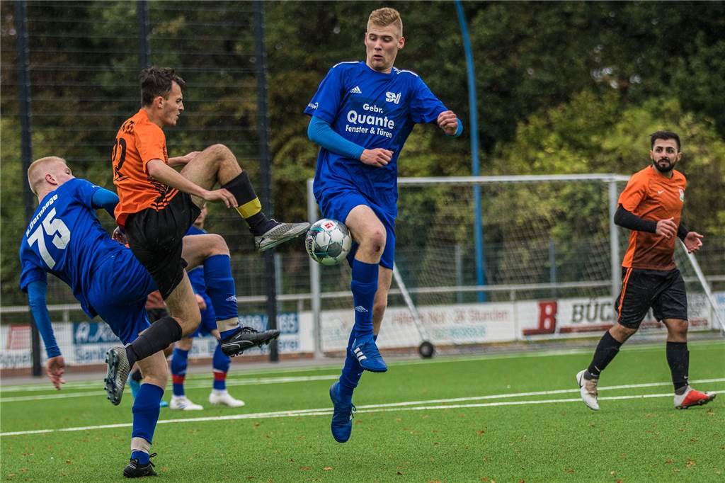 Nach Horror-Verletzung: Verteidiger des SV Südkirchen hat Zweifel - und wundert sich Nils Dornhege verletzte sich, als er in einem Zweikampf zum Ball ging.
