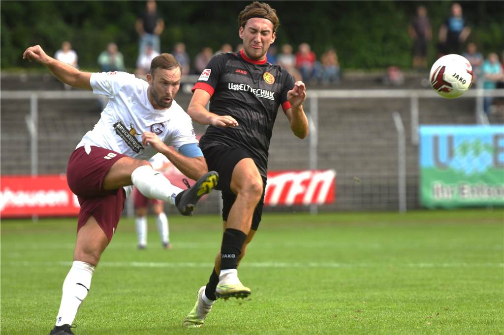 Überraschender Oberliga-Tabellenführer: Ein gallischer Stadtteil von Münster sorgt für Furore Nils Heubrock (l.) und der 1. FC Gievenbeck sind Oberliga-Tabellenführer.