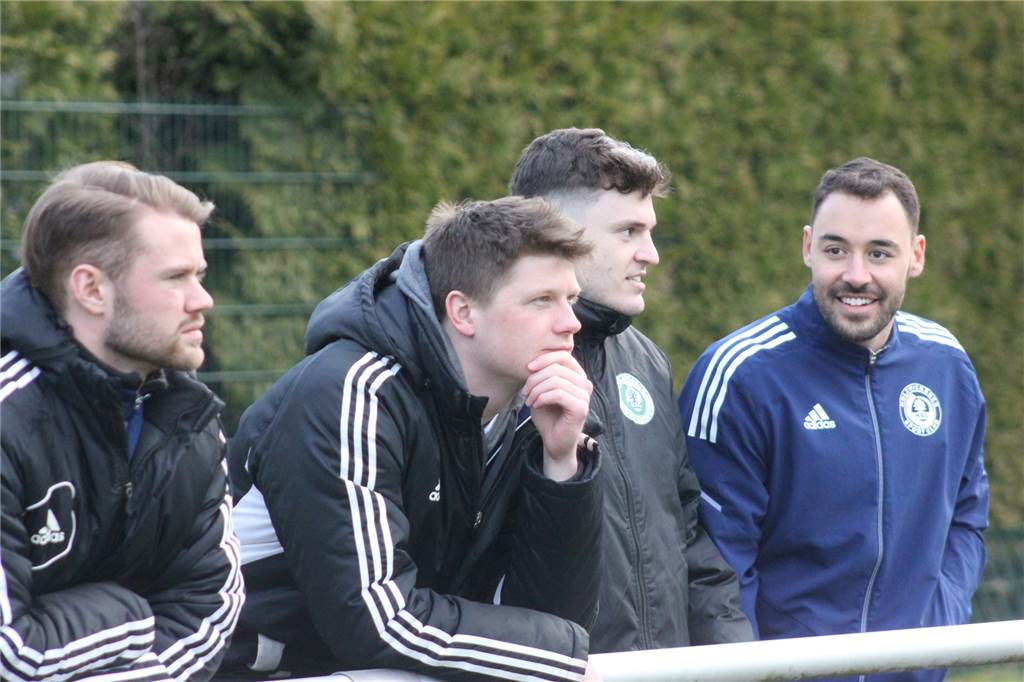 Der Kapitän geht von Bord: Nils Hoppe spielt vorerst letzte Saison für den Holzwickeder SC Nils Hoppe (2.v.l.) - hier mit seinen Teamkollegen (v.r.) Andreas Spais, Enis Delija und Henri Böcker - beim Spiel in Finnentrop. Hier wird deutlich: Dem HSC fehlten immer wieder wichtige Leistungsträger.