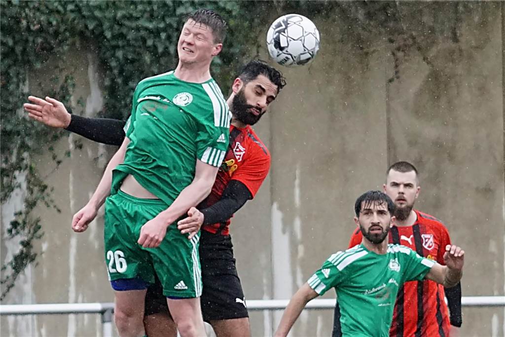 Verstärkter HSC macht Fröndenberg-Hohenheide das Leben schwer Nils Hoppe (HSC III) kommt hier im Mittelfeld dank seiner Körpergröße eher an den Ball als Sedat Sener (SC Fröndenberg in Rot/Schwarz).
