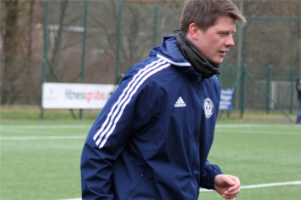Wahl-Bayer feiert Comeback: Trainer Hartlieb kritisiert Schiedsrichter Nils Hoppe kam in Lennestadt zu einem kurzen Comeback in der ersten Mannschaft.