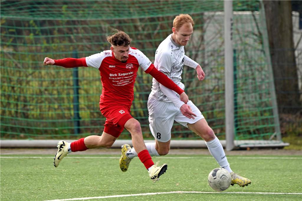 Ausgerechnet vorm Gipfeltreffen: Auch der TuS Gahlen stöhnt über Ausfälle Nils Hutmacher im Zweikampf am Ball